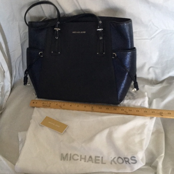 Michael Kors Handbags - Michael Kors large Navy/black tote